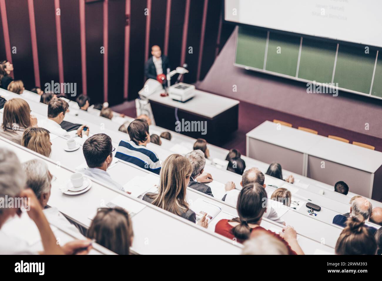Professeur à l'université. Une conférence d'experts de la santé pour — free download