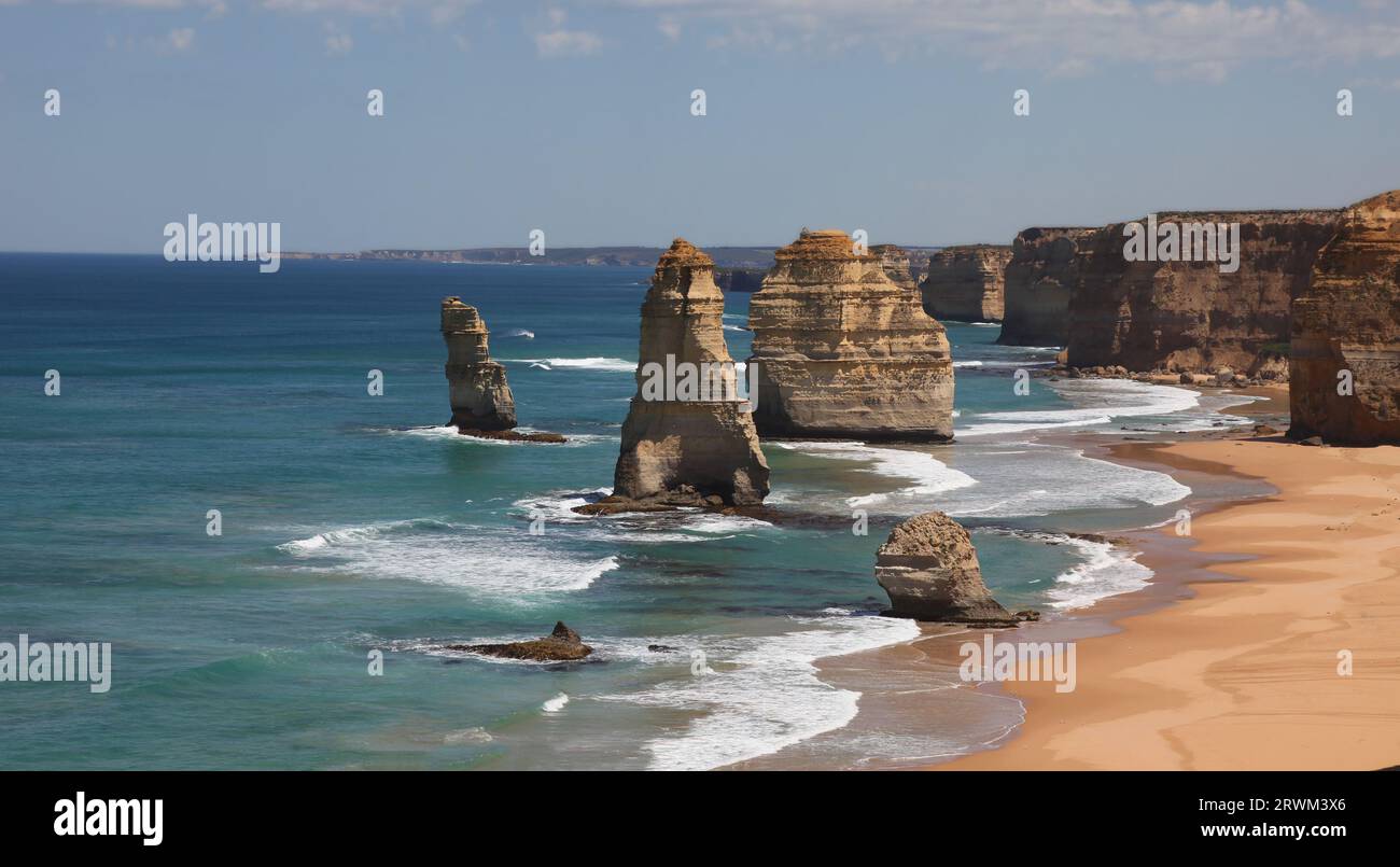 Douze apôtres, collection de pierres calcaires au large des rives du parc national de Port Campbell, près de la Great Ocean Road à Victoria, en Australie. Banque D'Images