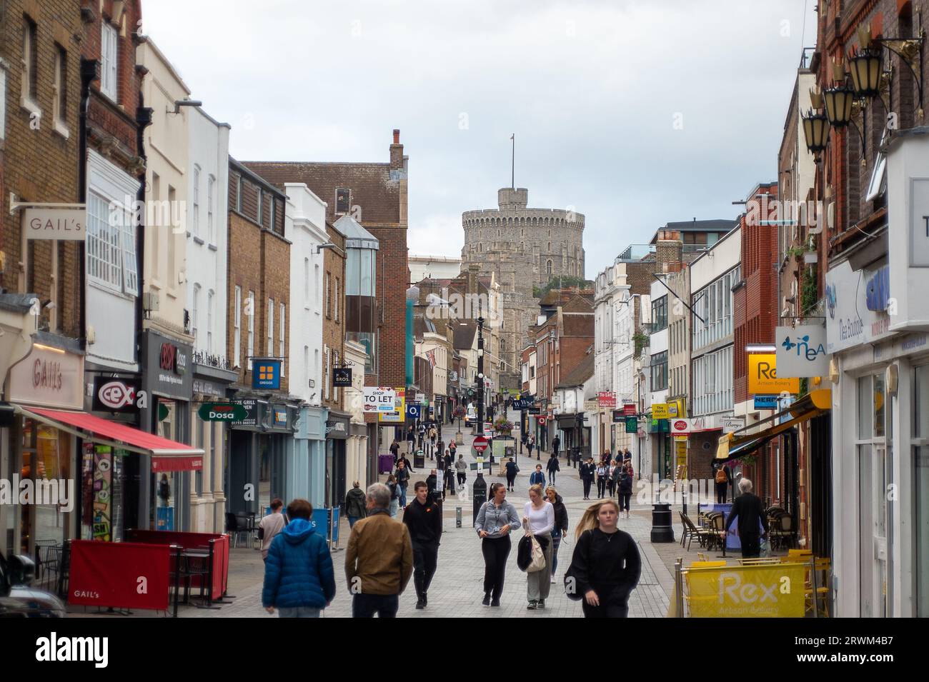Windsor, Berkshire, Royaume-Uni. 20 septembre 2023. Peascod Street à Windsor. C'était un début de journée ennuyeux et venteux à Windsor, Berkshire aujourd'hui. Un met Office Yellow Weather est en place aujourd'hui pour Londres et le Sud-est pour de fortes pluies crédit : Maureen McLean/Alamy Live News Banque D'Images