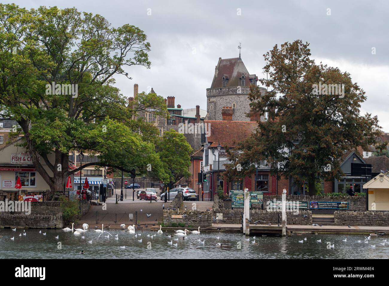 Windsor, Berkshire, Royaume-Uni. 20 septembre 2023. Vue sur le château de Windsor de l'autre côté de la Tamise. C'était un début de journée ennuyeux et venteux à Windsor, Berkshire aujourd'hui. Un met Office Yellow Weather est en place aujourd'hui pour Londres et le Sud-est pour de fortes pluies crédit : Maureen McLean/Alamy Live News Banque D'Images