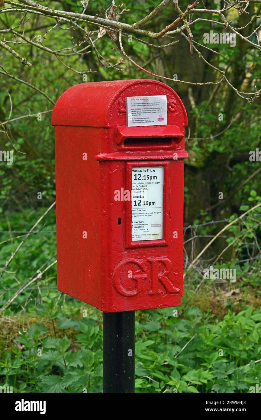 Boîte postale avec symbole GR. Abbey St. Bathans, Berwickshire, Scottish Borders, Écosse, Royaume-Uni, Europe. Banque D'Images