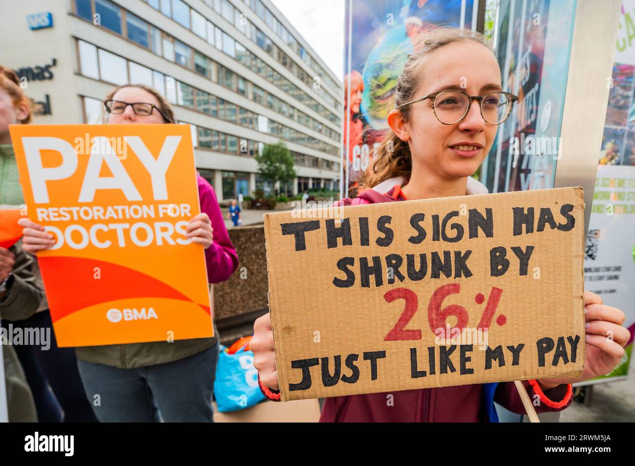 Londres, Royaume-Uni. 20 septembre 2023. Une ligne de piquetage à l'extérieur de l'hôpital St Thomas - Consultant et médecins juniors commencent la dernière grève pour les salaires et les conditions de travail. La grève a été organisée par la BMA. Crédit : Guy Bell/Alamy Live News Banque D'Images