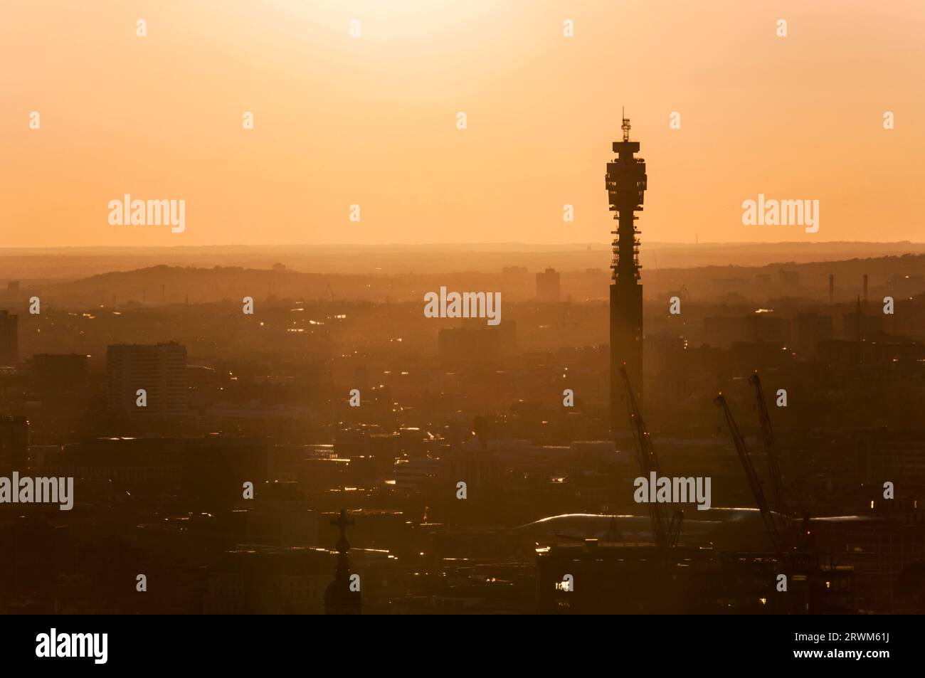 Skyline de Londres avec un ciel brumeux Banque D'Images