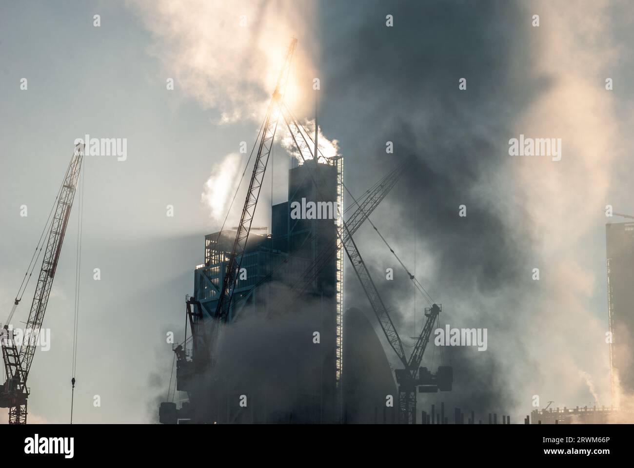 Brouillard matinal sur les gratte-ciel de la ville de Londres Banque D'Images
