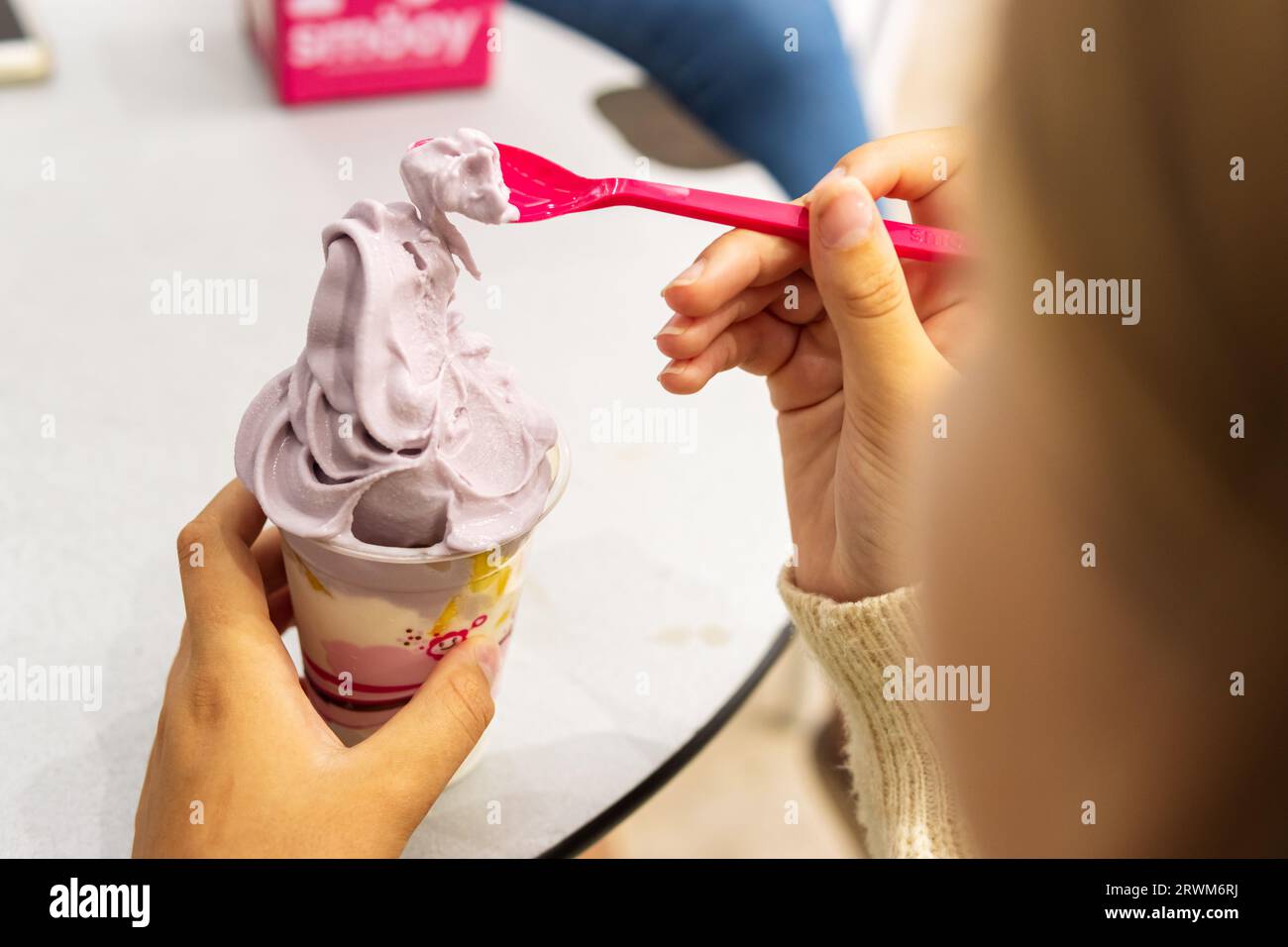 l'enfant mange de la crème glacée à la table gros plan sur la crème glacée, il y a une place pour une inscription Banque D'Images