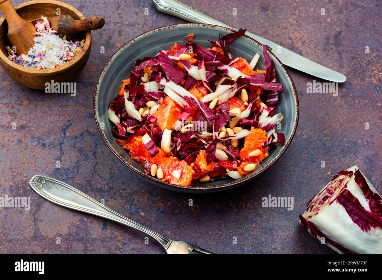 Salade avec chicorée, pamplemousse et pignons. Salade de keto Banque D'Images
