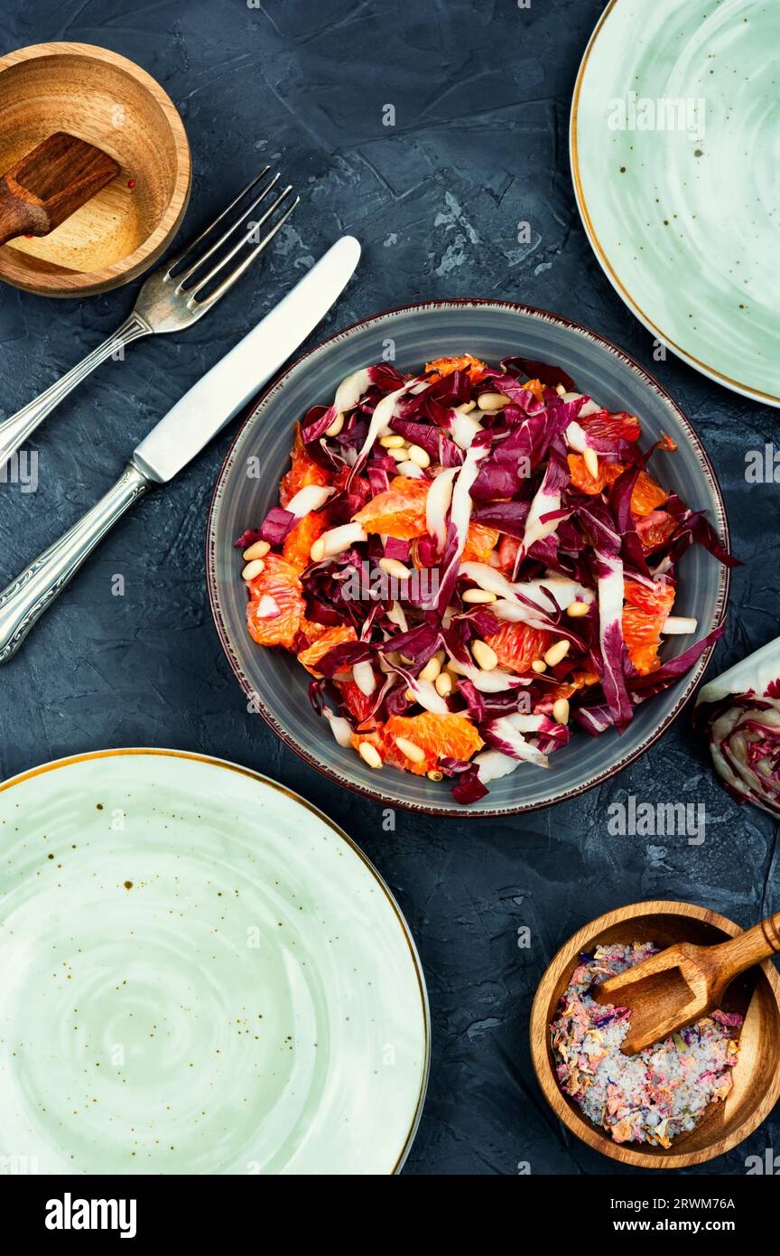 Salade fraîche avec chicorée, orange et pignons Banque D'Images