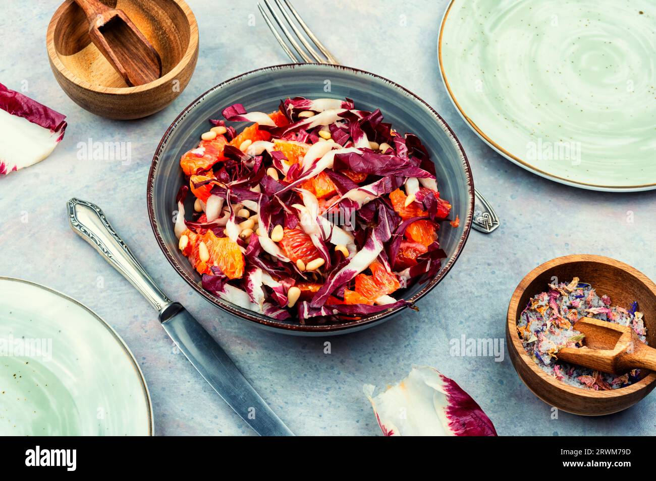 Salade savoureuse avec chicorée ou radicchio, pamplemousse et pignons de pin sur la table Banque D'Images
