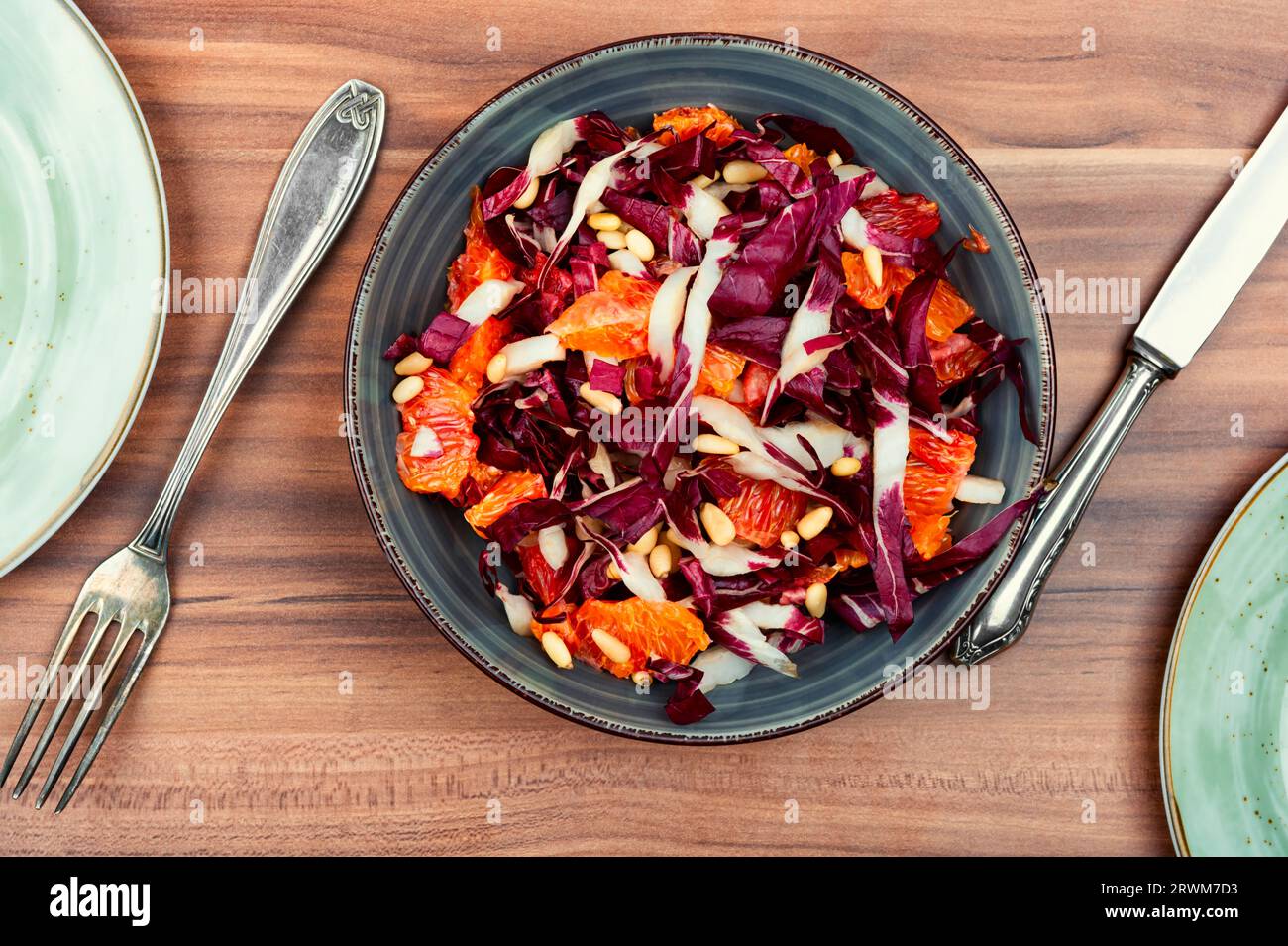 Salade avec chicorée rouge, pamplemousse sur une table en bois. Concept de régime alimentaire et de saine alimentation. Vue de dessus. Banque D'Images