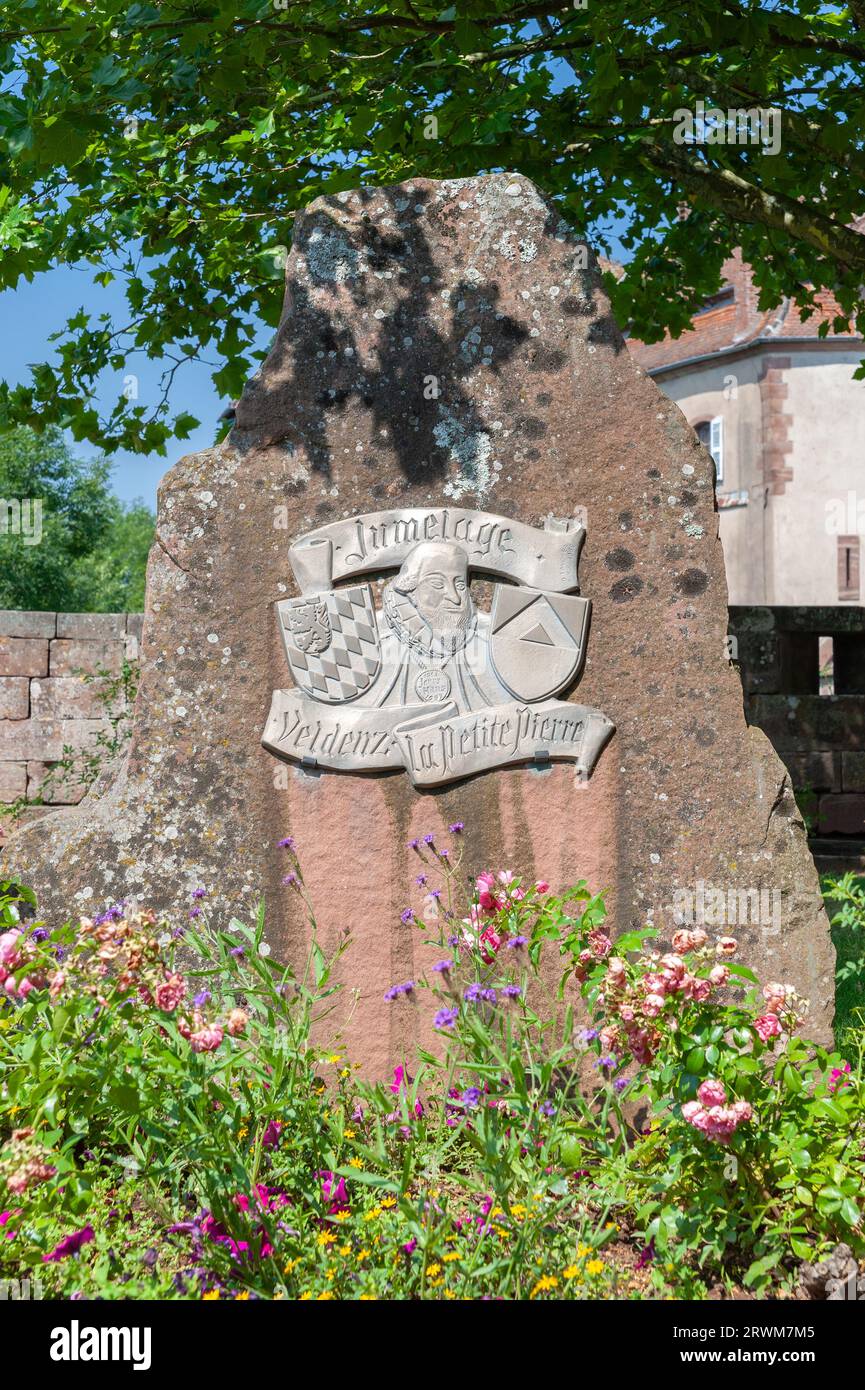 Stèle aux armoiries pour jumelage de villes avec le Palatinat Veldenz, la petite-Pierre, Alsace, France, Europe Banque D'Images