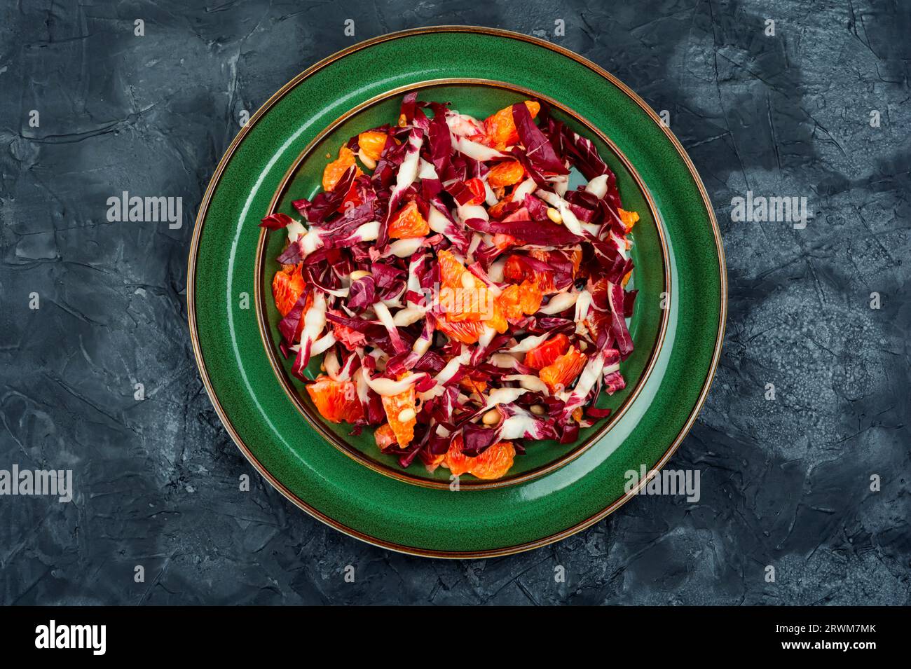 Salade de légumes avec chicorée, radicchio, pamplemousse et pignons sur une assiette Banque D'Images