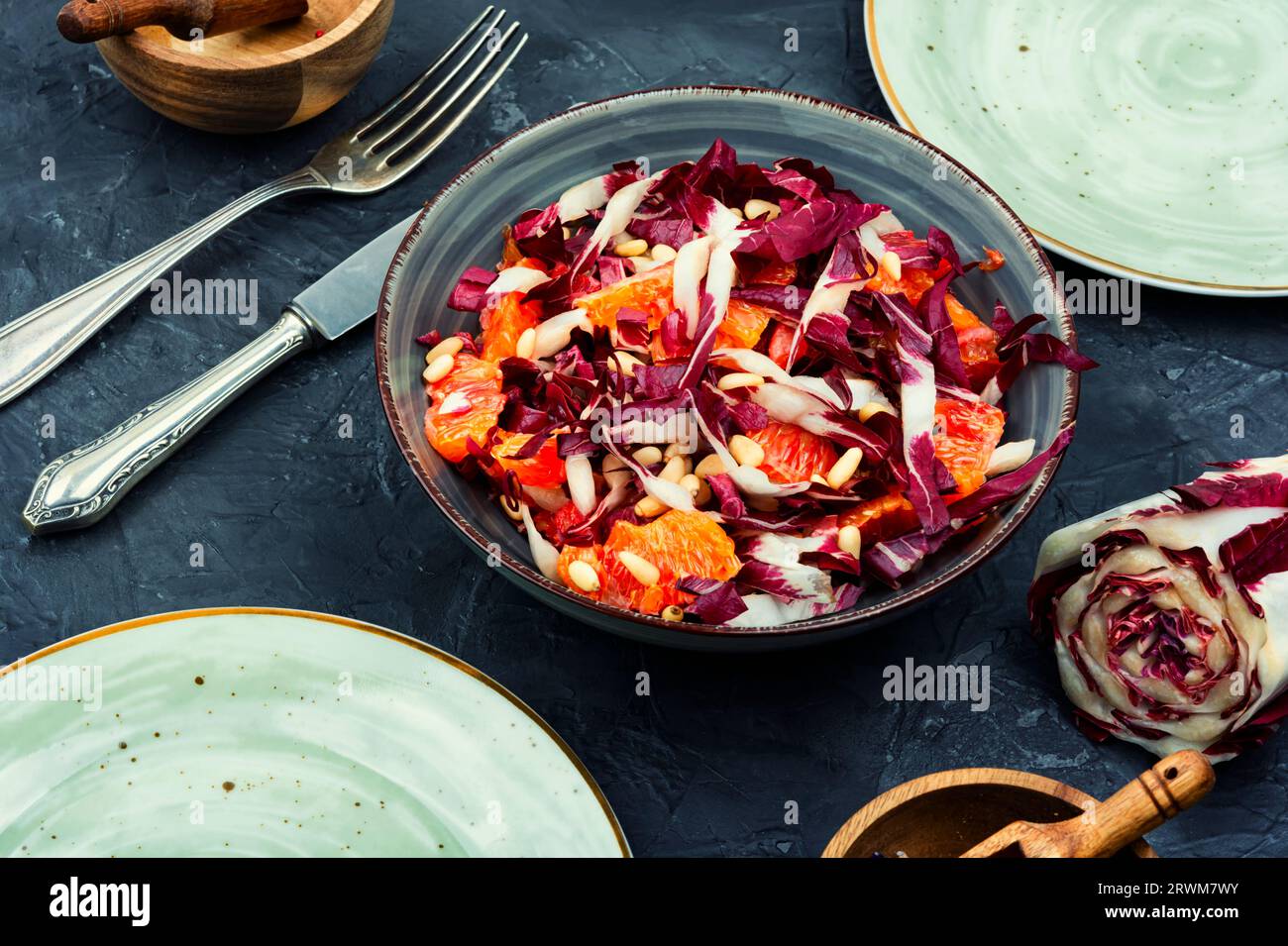 Salade fraîche avec chicorée, pamplemousse et pignons sur une assiette. Nourriture saine Banque D'Images