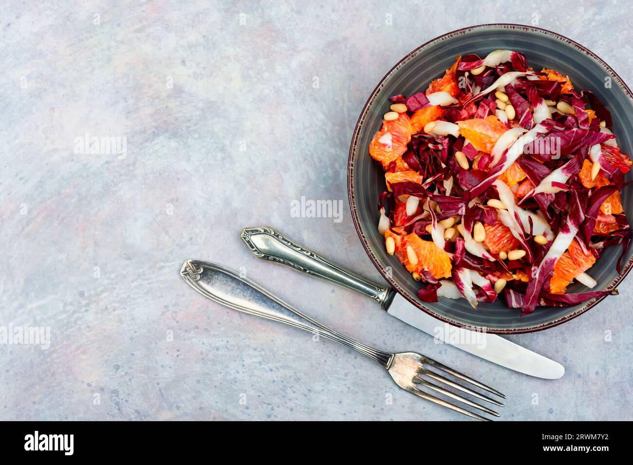 Salade fraîche avec chicorée, orange et pignons de pin. Espace pour le texte Banque D'Images
