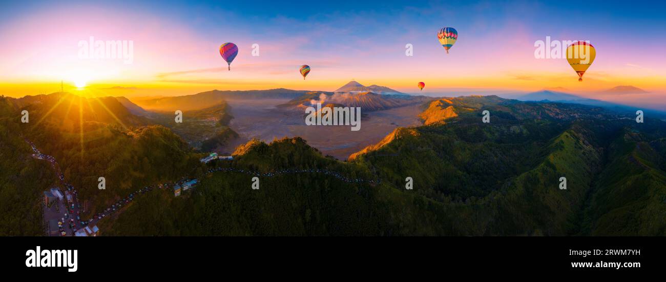 Vue aérienne du volcan Mont Bromo (Gunung Bromo) dans le parc national Bromo Tengger Semeru, Java oriental, Indonésie. Banque D'Images