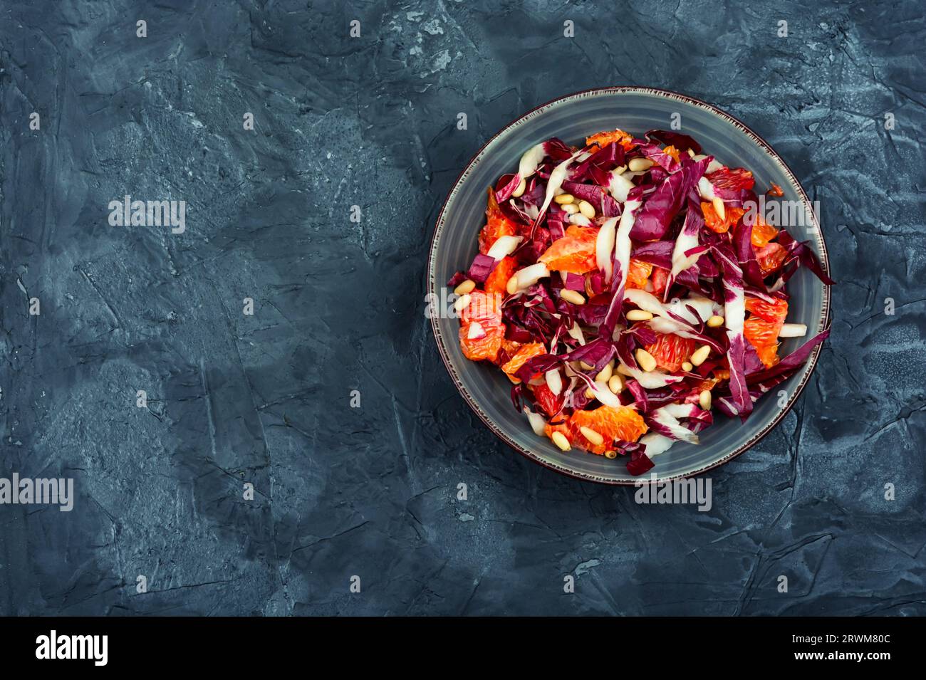 Salade de chicorée rouge fraîche avec orange sur une assiette. Repas végétarien. Copier l'espace Banque D'Images