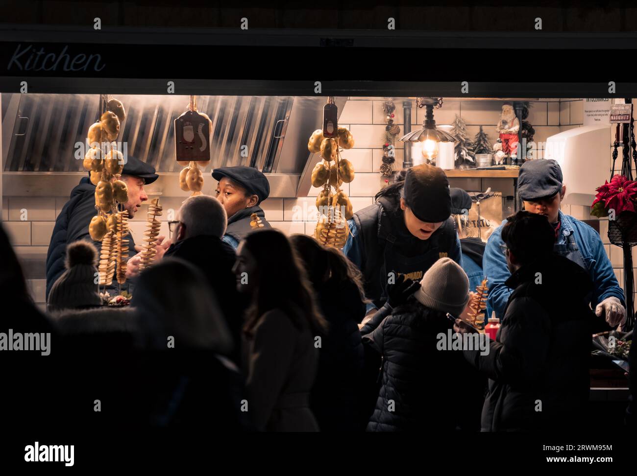 Restauration rapide sur une nuit d'hivers. Un grand nombre de personnes achètent de la nourriture dans un kiosque de rue la nuit Banque D'Images