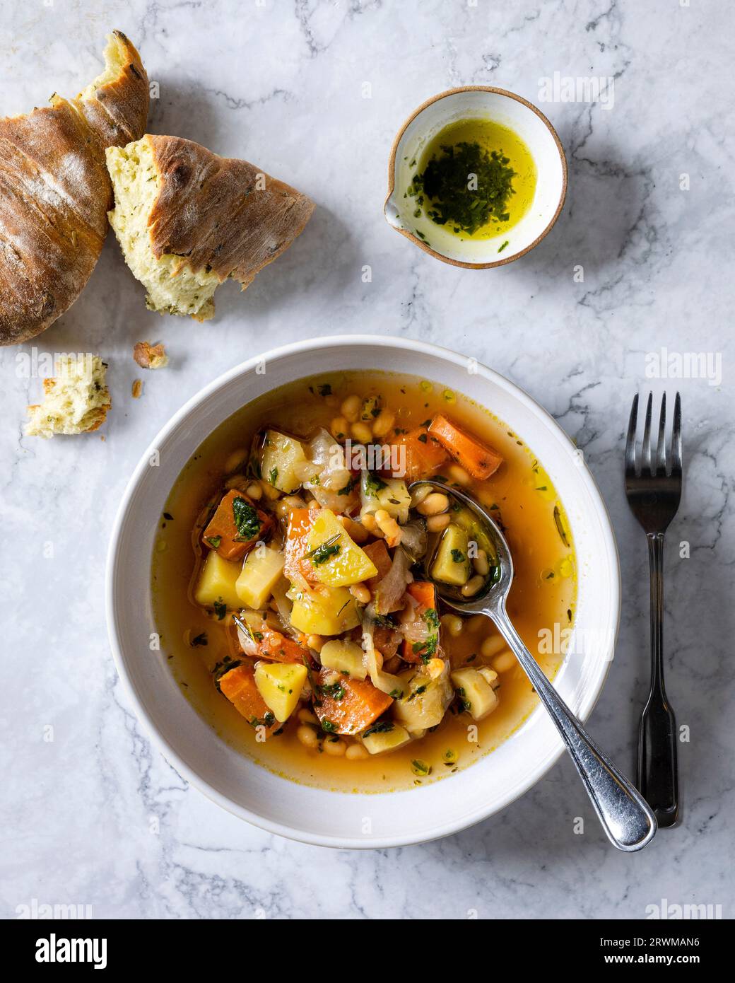 l'image de haut en bas présente une soupe végétarienne visuellement agréable et saine. La soupe comprend des morceaux de pommes de terre, oignons, carottes, haricots blancs, navet Banque D'Images