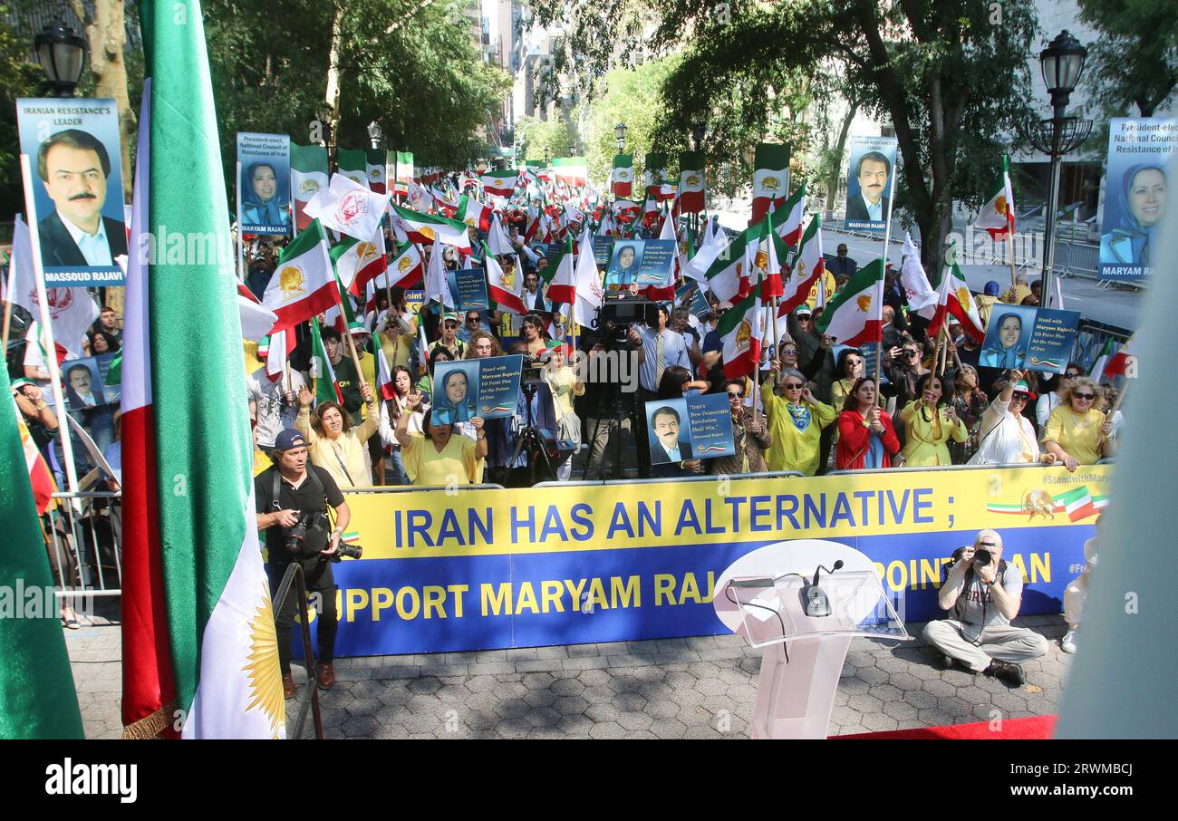 New York, États-Unis. 19 septembre 2023. Les manifestants brandissent le drapeau de l'Iran et de l'OMPI tout en affichant des photos des leaders de la résistance iranienne lors de la manifestation contre le régime iranien à New York. Des milliers de personnes se sont rassemblées pour protester devant l'Assemblée générale des Nations Unies, dénonçant la présence d'Ebrahim Raisi, le président du régime iranien. (Photo de Siavosh Hosseini/SOPA Images/Sipa USA) crédit : SIPA USA/Alamy Live News Banque D'Images