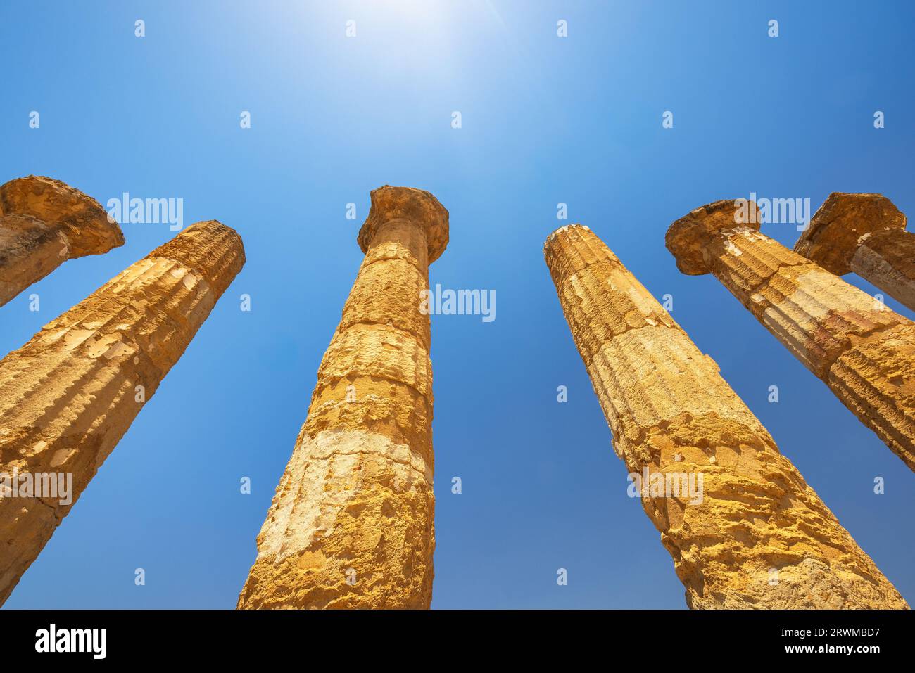 Une vue détaillée des colonnes doriques. Temple d'Héraclès dans la Vallée des temples. Site archéologique à Agrigente en Sicile, Italie, Europe. Banque D'Images