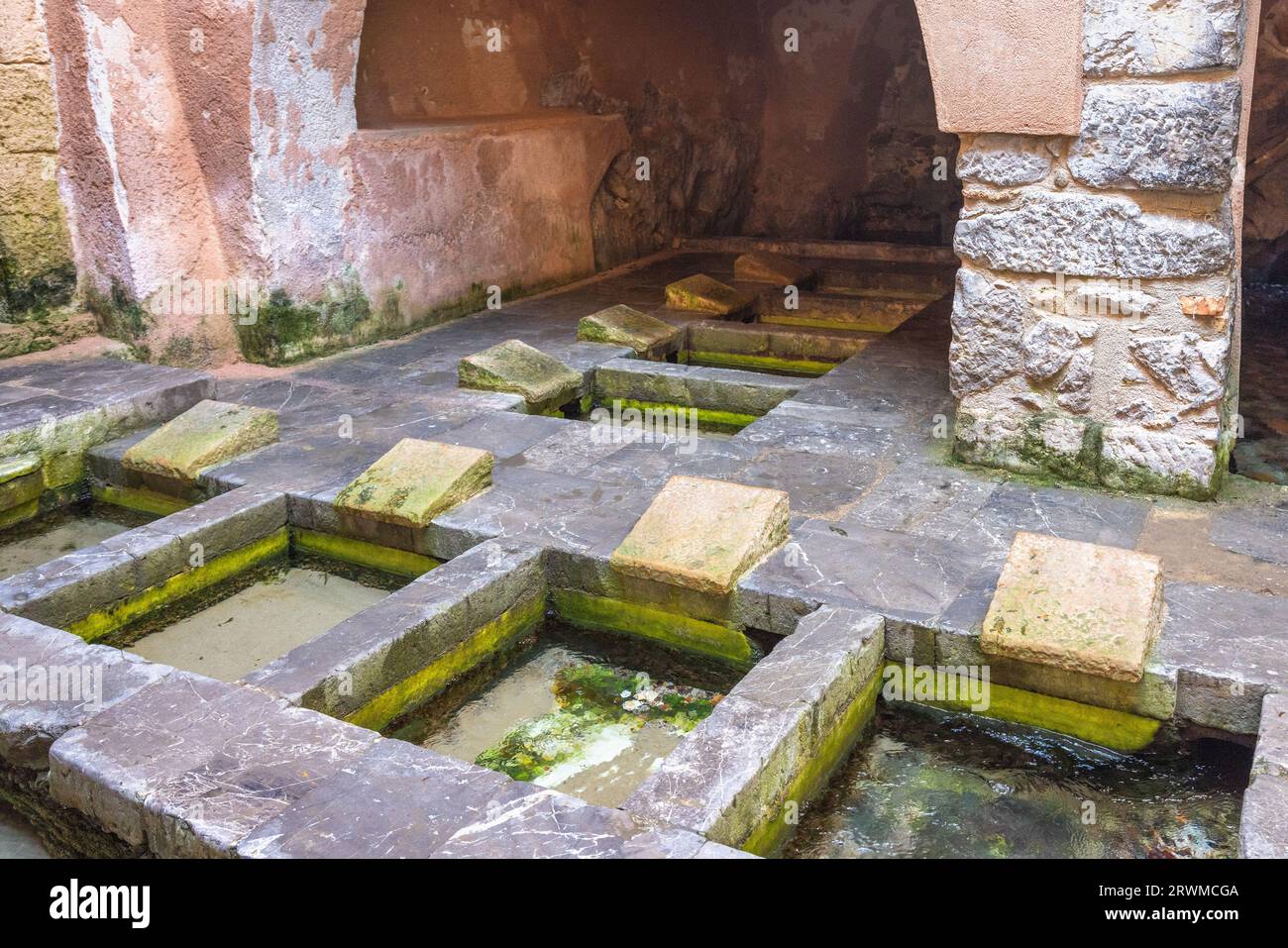 Lavoir médiéval à Cefalu, une destination attrayante en Sicile, Italie, Europe. Banque D'Images