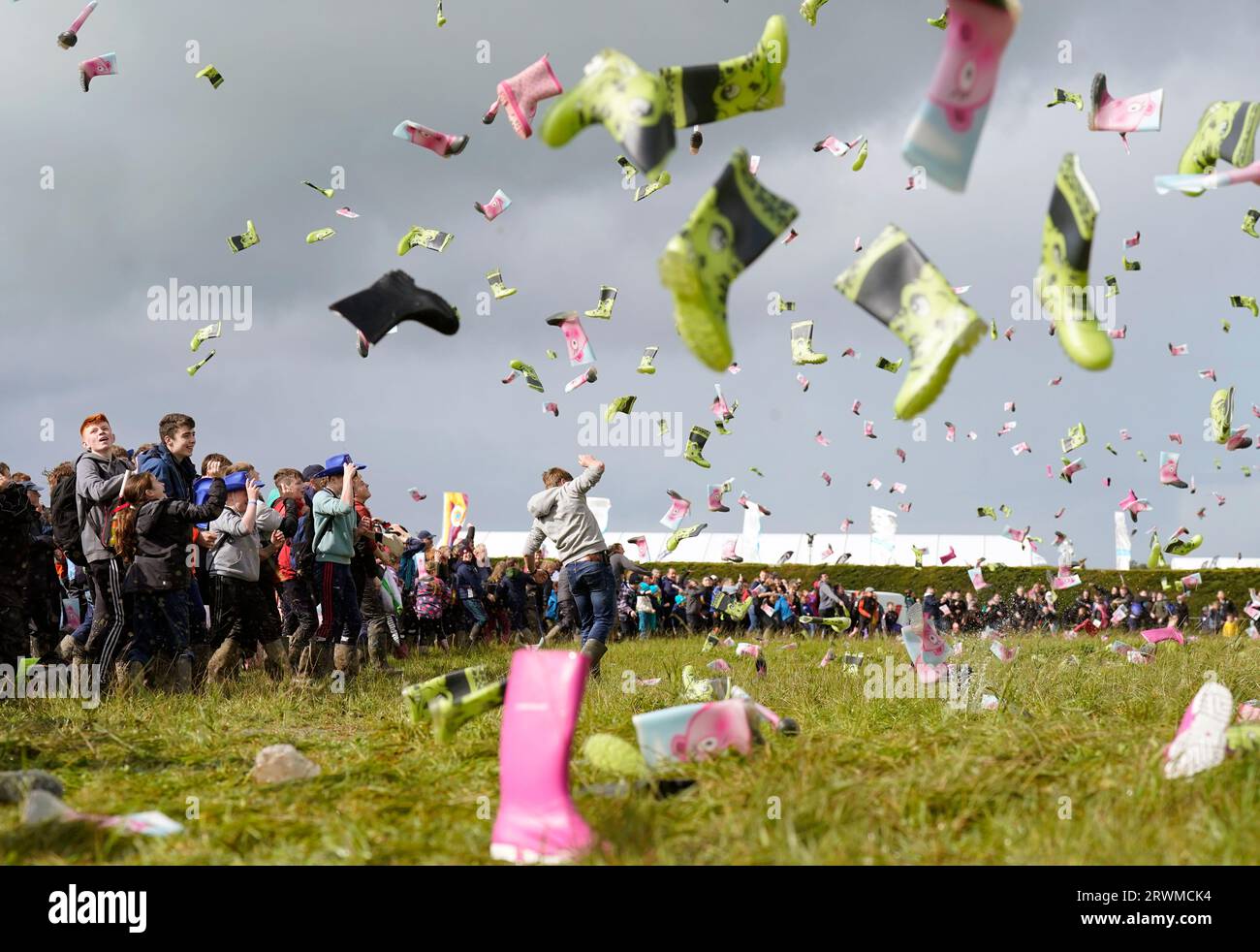 955 personnes prennent part à une tentative de record du monde Guinness au plus grand nombre de personnes lançant des bottes organisé par le groupe de jeunes agriculteurs Macra le jour 2 des Championnats nationaux de labourage à Ratheniska, Co Laois. Date de la photo : mercredi 20 septembre 2023. Banque D'Images