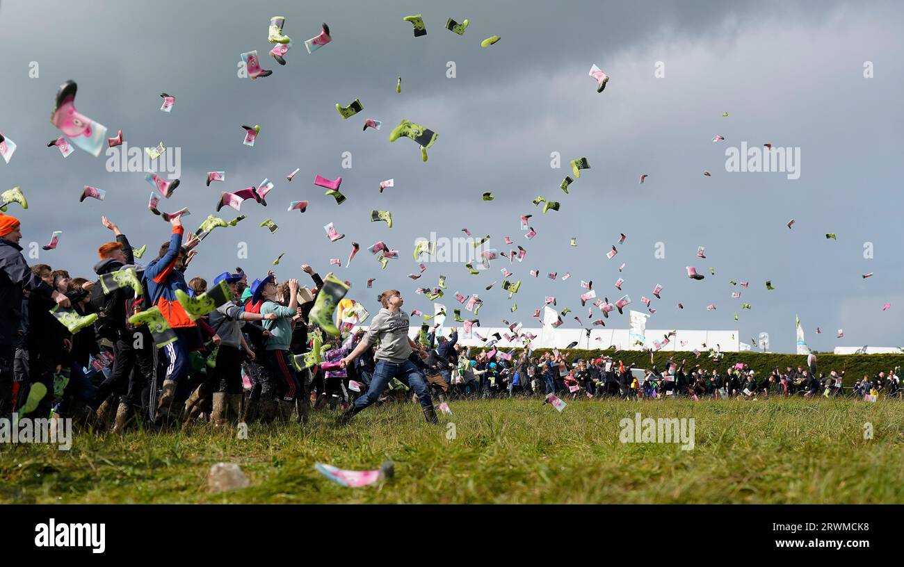 955 personnes prennent part à une tentative de record du monde Guinness au plus grand nombre de personnes lançant des bottes organisé par le groupe de jeunes agriculteurs Macra le jour 2 des Championnats nationaux de labourage à Ratheniska, Co Laois. Date de la photo : mercredi 20 septembre 2023. Banque D'Images