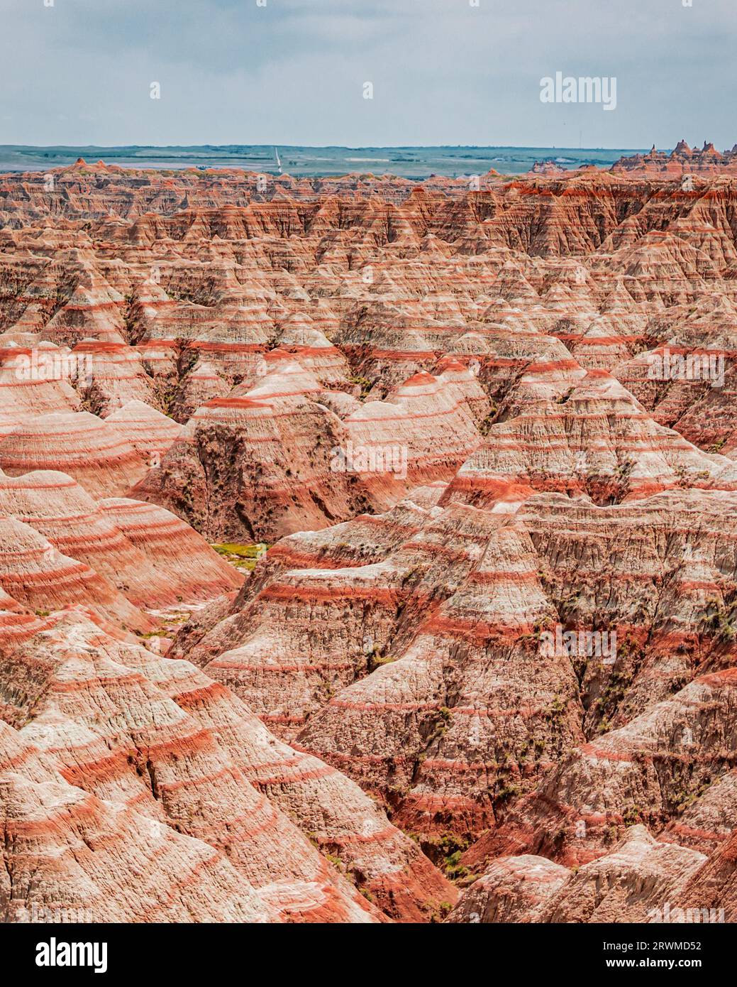 Une vue aérienne des badlands avec les teintes de rouge et de bronzage créant un contraste saisissant Banque D'Images