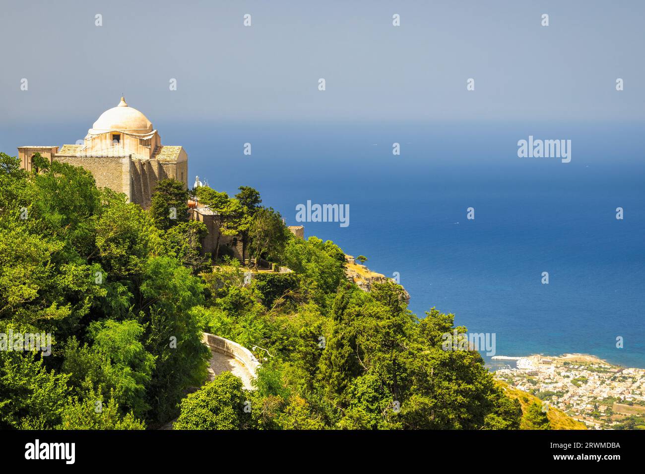 Vue panoramique de la ville d'Erice sur la côte de la mer avec l'église de San Giovanni Battista en Sicile, Italie, Europe. Banque D'Images