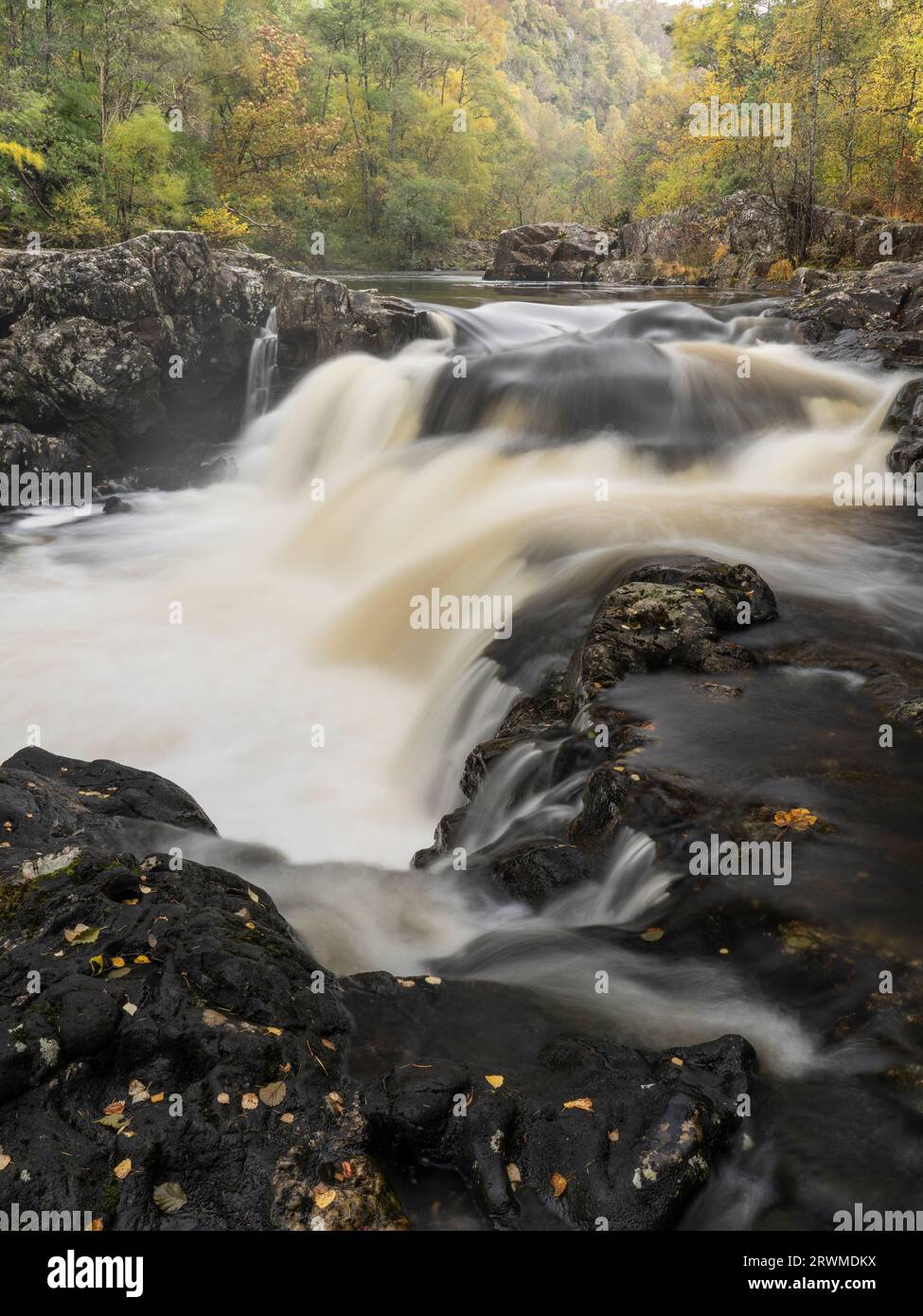 Cascade à la Linn de Tummel, Pitlochry, Perthshire, Écosse, Royaume-Uni Banque D'Images