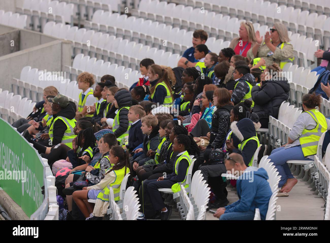 Londres, Royaume-Uni. 20 septembre 2023. ZA excursion d'une journée scolaire à l'ovale comme Surrey affrontez le Northamptonshire dans le championnat du comté à l'ovale de Kia, deuxième jour. Crédit : David Rowe/Alamy Live News Banque D'Images