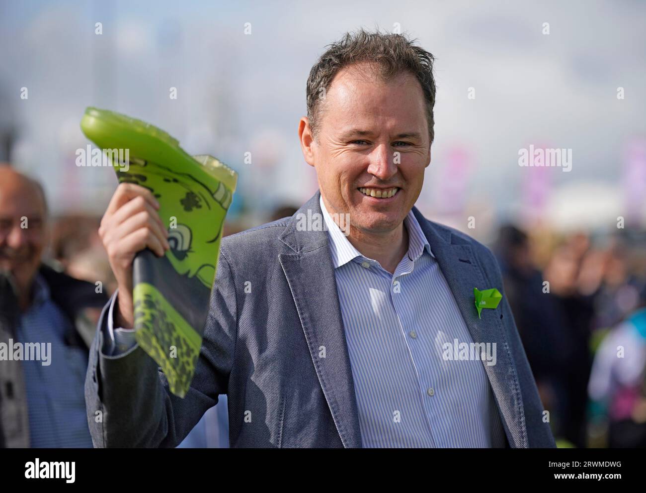 Le ministre de l'Agriculture Charlie McConalogue est l'une des 955 personnes qui ont pris part à une tentative de record du monde Guinness de lancer le plus de bottes organisée par le groupe agricole de jeunes Macra le jour 2 des Championnats nationaux de labourage à Ratheniska, Co Laois. Date de la photo : mercredi 20 septembre 2023. Banque D'Images