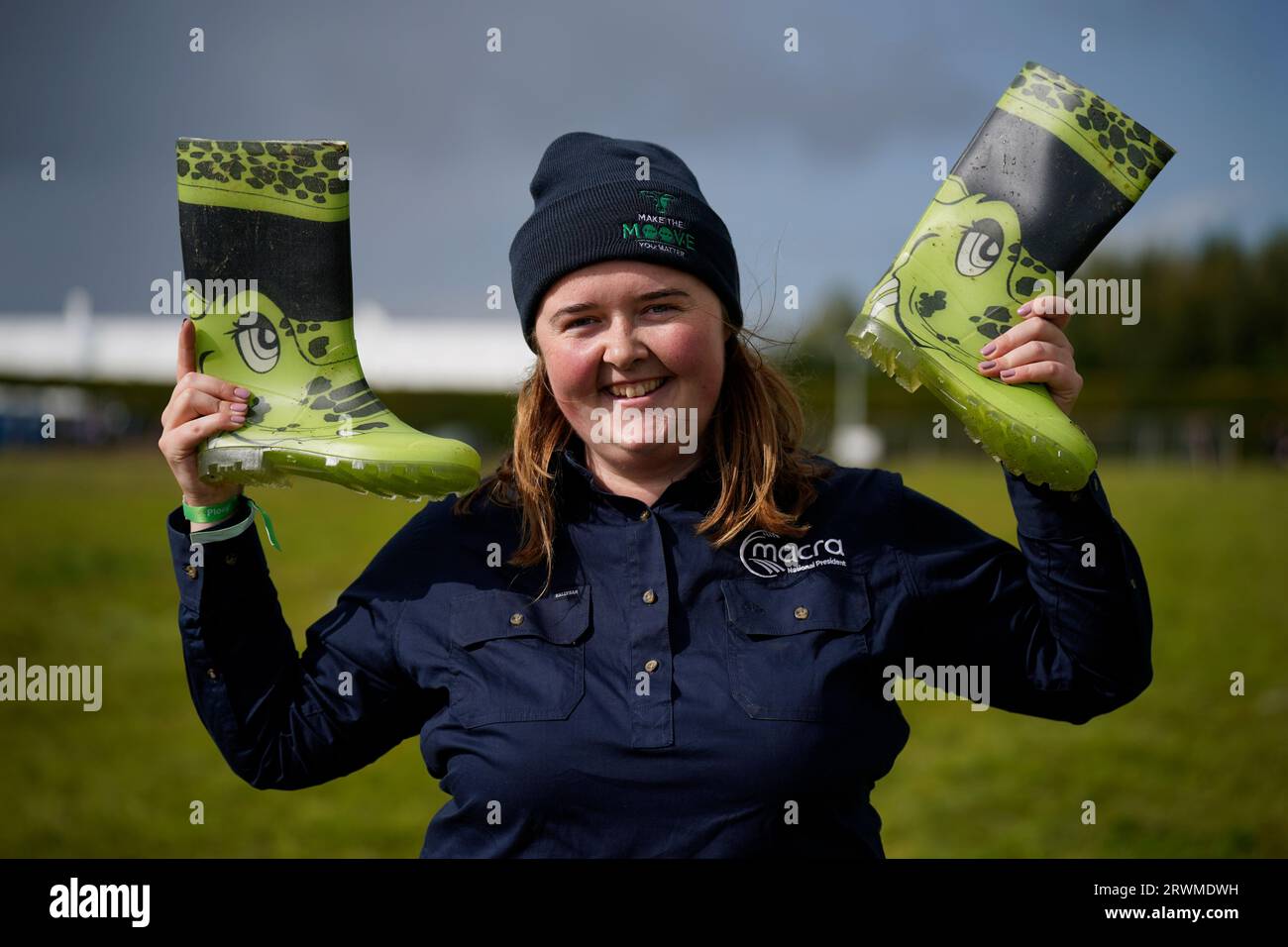 La présidente nationale de la Macra, Elaine Houlihan, célèbre après que 955 personnes ont pris part à une tentative de record du monde Guinness au plus grand nombre de personnes lançant des bottes organisée par le groupe agricole de jeunes Macra le jour 2 des Championnats nationaux de labourage à Ratheniska, Co Laois. Date de la photo : mercredi 20 septembre 2023. Banque D'Images