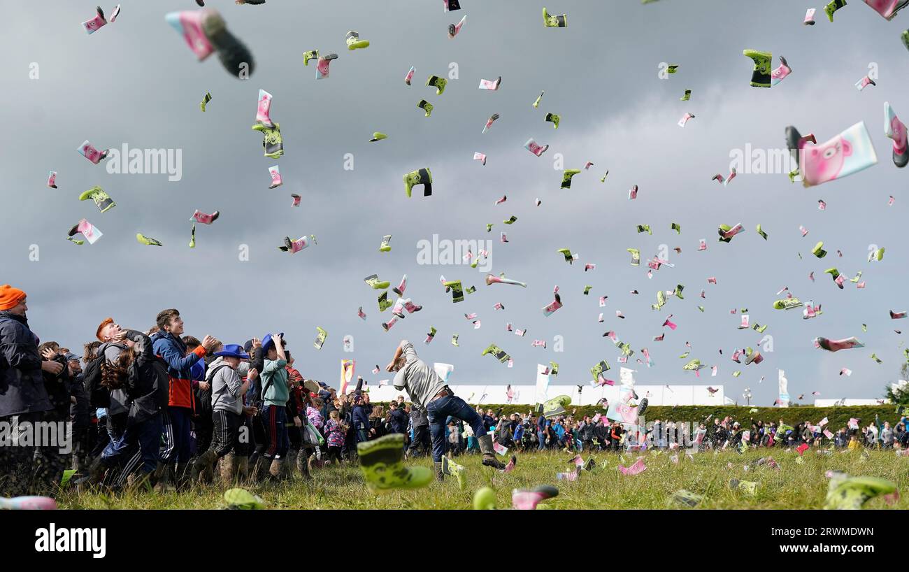 955 personnes prennent part à une tentative de record du monde Guinness au plus grand nombre de personnes lançant des bottes organisé par le groupe de jeunes agriculteurs Macra le jour 2 des Championnats nationaux de labourage à Ratheniska, Co Laois. Date de la photo : mercredi 20 septembre 2023. Banque D'Images