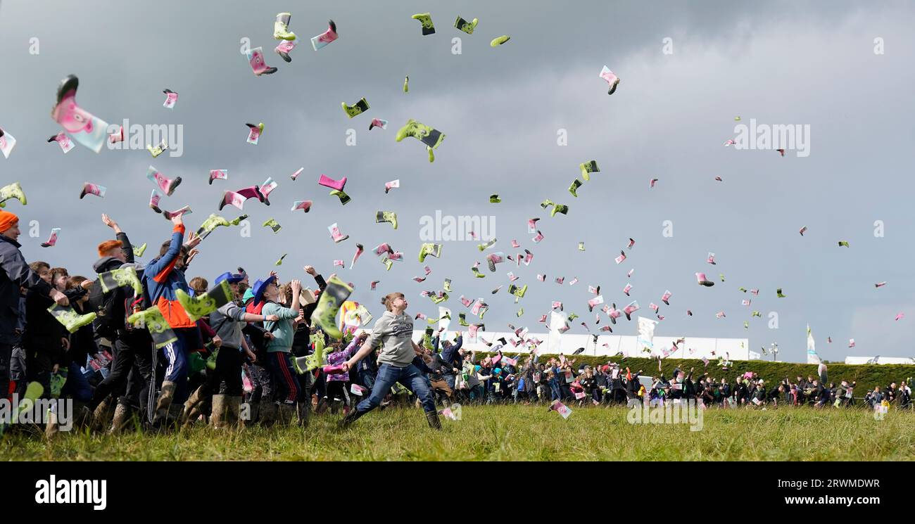 955 personnes prennent part à une tentative de record du monde Guinness au plus grand nombre de personnes lançant des bottes organisé par le groupe de jeunes agriculteurs Macra le jour 2 des Championnats nationaux de labourage à Ratheniska, Co Laois. Date de la photo : mercredi 20 septembre 2023. Banque D'Images