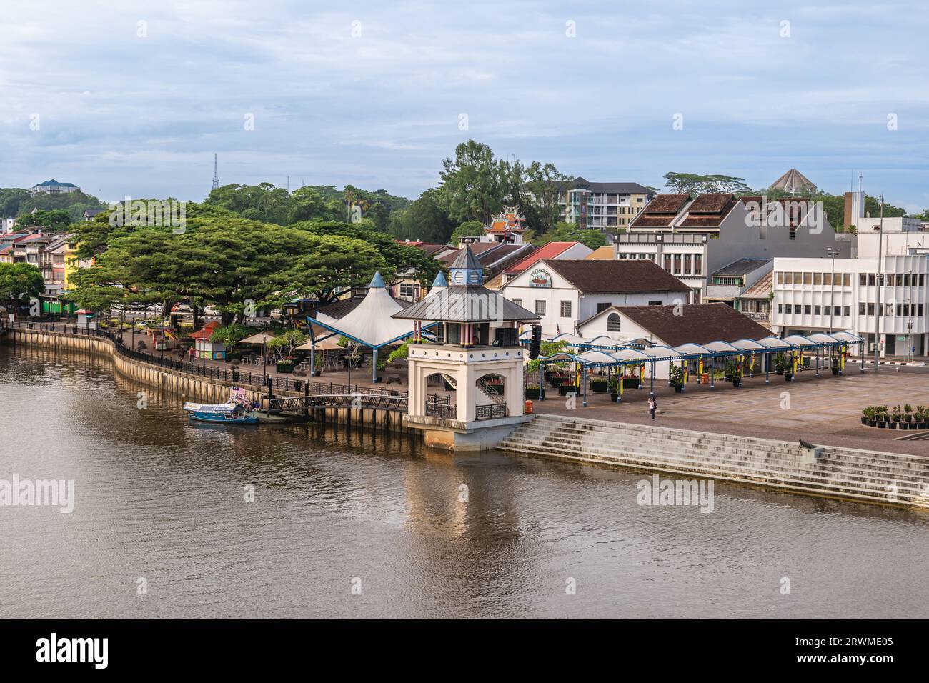 7 septembre 2023 : paysage du front de mer de Kuching, qui s'étend sur 900 mètres le long de la rive sud de la rivière Sarawak à Bornéo, en Malaisie. IT Banque D'Images