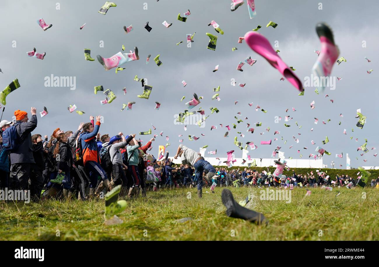 RETRANSMETTANT LE NOMBRE DE PARTICIPANTS À 995 995 personnes prenant part à une tentative de record du monde Guinness au plus grand nombre de personnes lançant des bottes organisée par le groupe agricole de jeunes Macra le jour 2 des Championnats nationaux de labourage à Ratheniska, Co Laois. Date de la photo : mercredi 20 septembre 2023. Banque D'Images