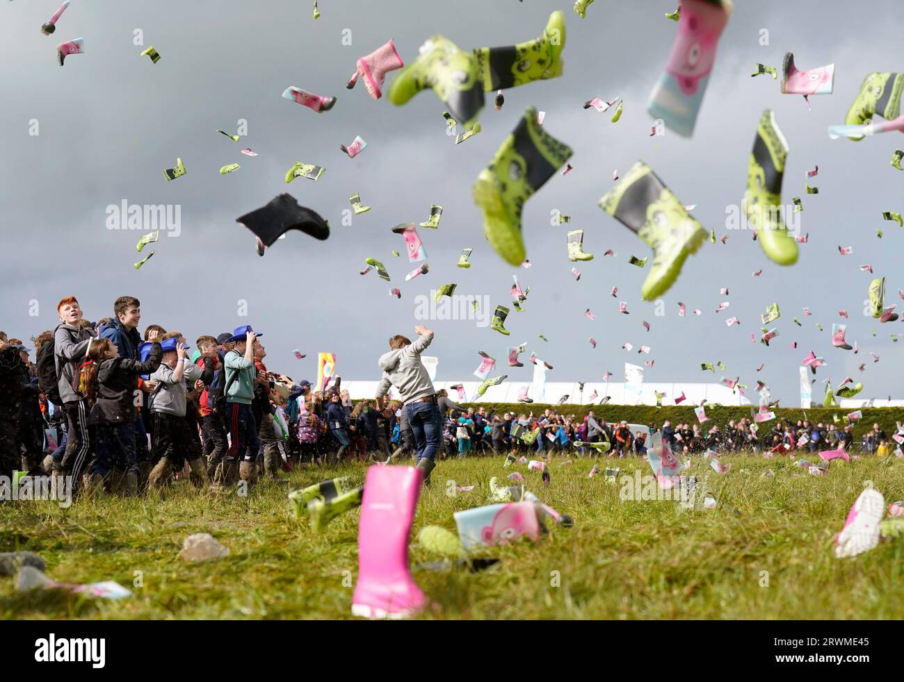 RETRANSMETTANT LE NOMBRE DE PARTICIPANTS À 995 995 personnes prenant part à une tentative de record du monde Guinness au plus grand nombre de personnes lançant des bottes organisée par le groupe agricole de jeunes Macra le jour 2 des Championnats nationaux de labourage à Ratheniska, Co Laois. Date de la photo : mercredi 20 septembre 2023. Banque D'Images