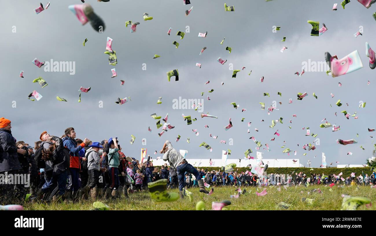 RETRANSMETTANT LE NOMBRE DE PARTICIPANTS À 995 995 personnes prenant part à une tentative de record du monde Guinness au plus grand nombre de personnes lançant des bottes organisée par le groupe agricole de jeunes Macra le jour 2 des Championnats nationaux de labourage à Ratheniska, Co Laois. Date de la photo : mercredi 20 septembre 2023. Banque D'Images