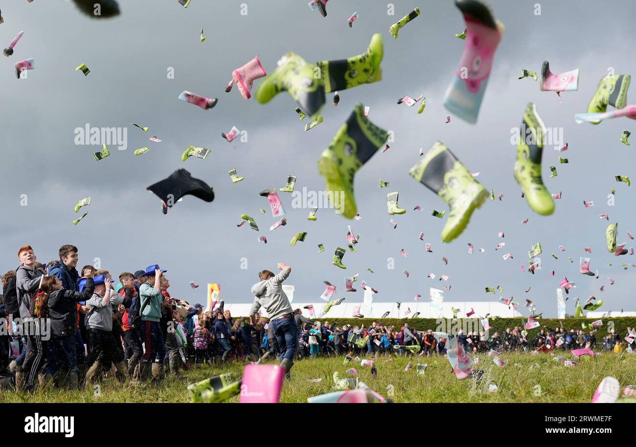 RETRANSMETTANT LE NOMBRE DE PARTICIPANTS À 995 995 personnes prenant part à une tentative de record du monde Guinness au plus grand nombre de personnes lançant des bottes organisée par le groupe agricole de jeunes Macra le jour 2 des Championnats nationaux de labourage à Ratheniska, Co Laois. Date de la photo : mercredi 20 septembre 2023. Banque D'Images