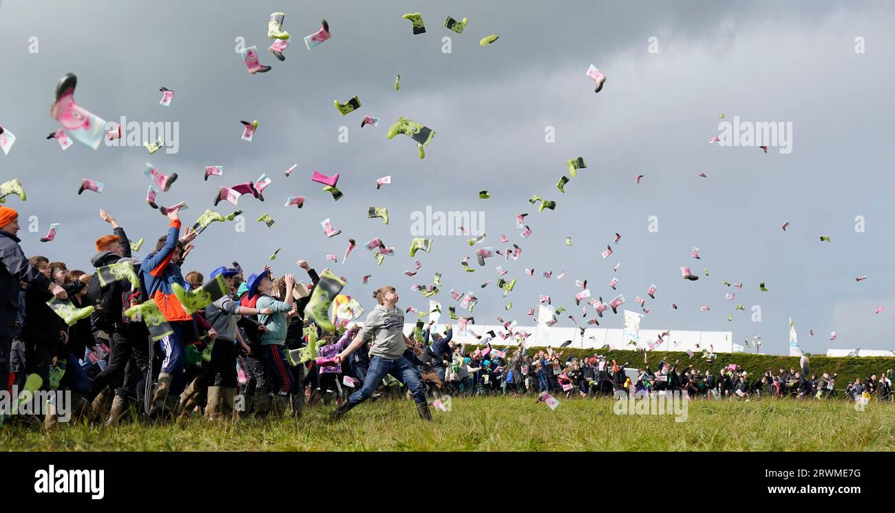 RETRANSMETTANT LE NOMBRE DE PARTICIPANTS À 995 995 personnes prenant part à une tentative de record du monde Guinness au plus grand nombre de personnes lançant des bottes organisée par le groupe agricole de jeunes Macra le jour 2 des Championnats nationaux de labourage à Ratheniska, Co Laois. Date de la photo : mercredi 20 septembre 2023. Banque D'Images