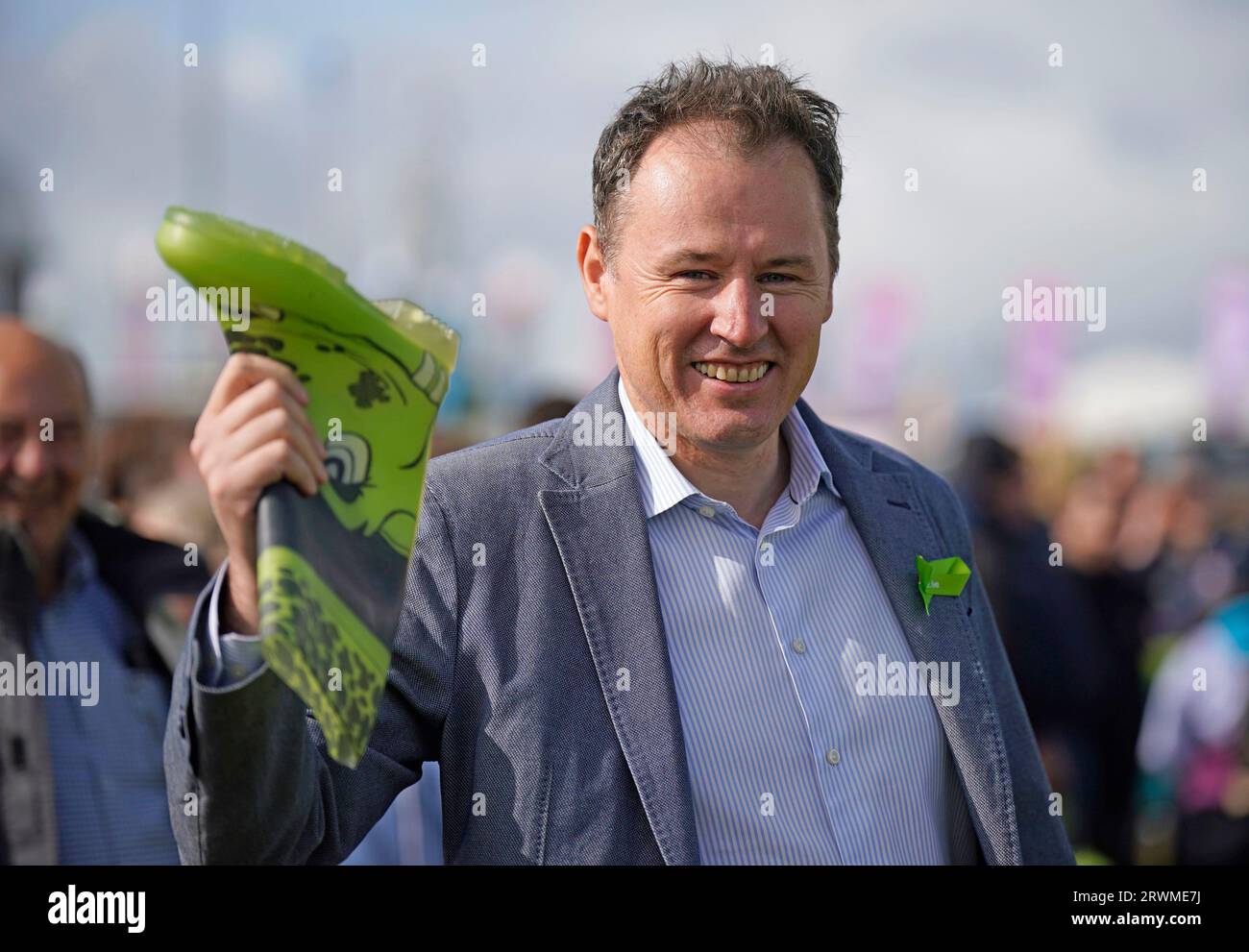 RETRANSMETTANT L'AMENDEMENT DU NOMBRE DE PARTICIPANTS À 995 ministre de l'Agriculture Charlie McConalogue l'un des 995 personnes qui ont pris part à une tentative de record du monde Guinness pour le plus de gens lançant des bottes organisée par le groupe agricole de jeunes Macra le jour 2 des Championnats nationaux de labourage à Ratheniska, Co Laois. Date de la photo : mercredi 20 septembre 2023. Banque D'Images
