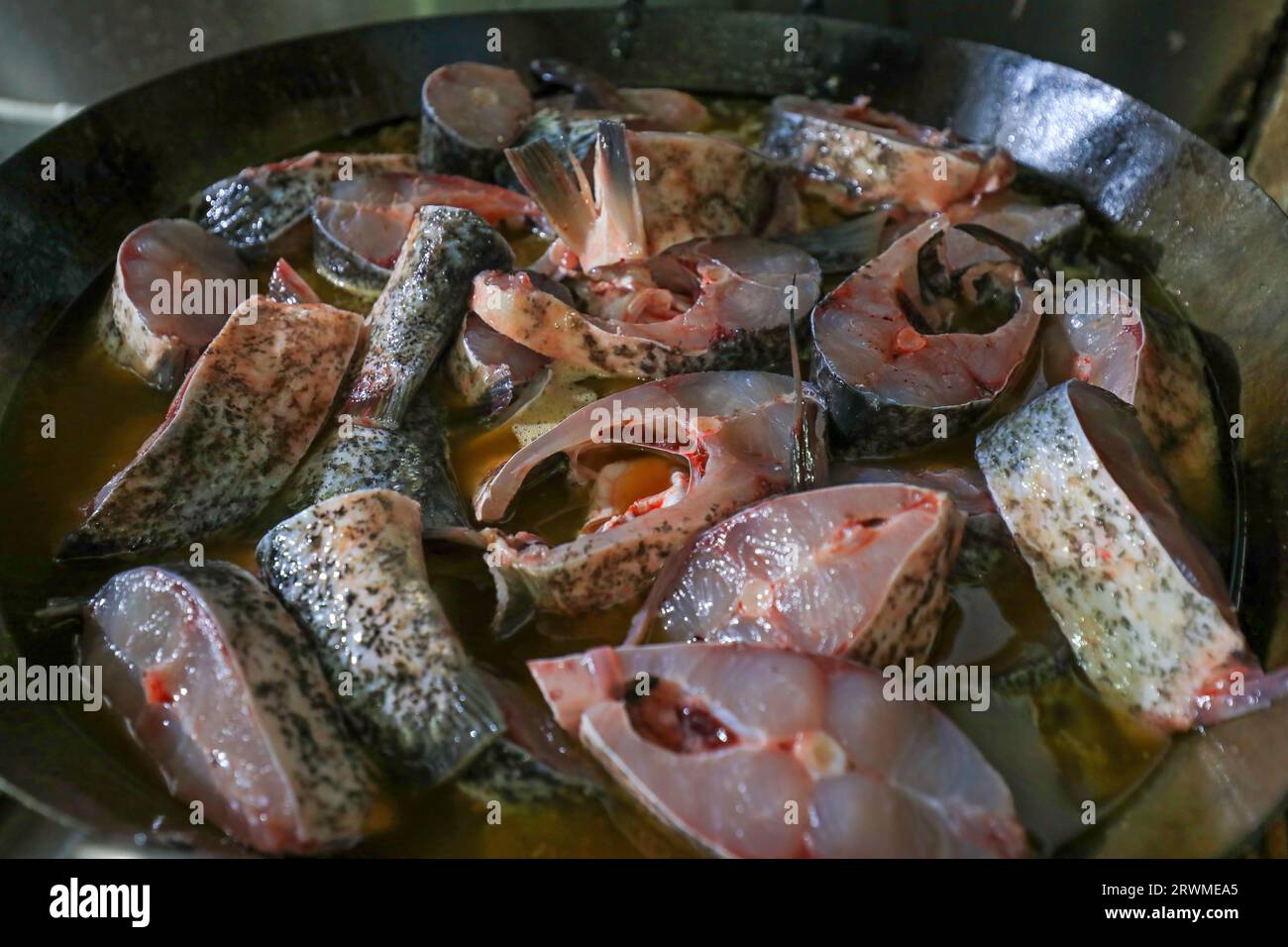 Cuisine chinoise traditionnelle - poisson cuit dans une grande casserole Banque D'Images