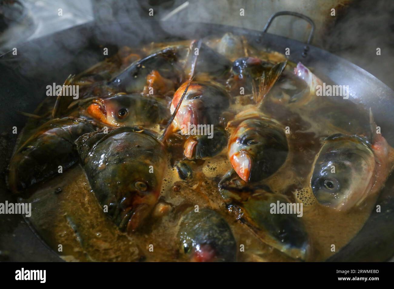 Cuisine chinoise traditionnelle - poisson cuit dans une grande casserole Banque D'Images