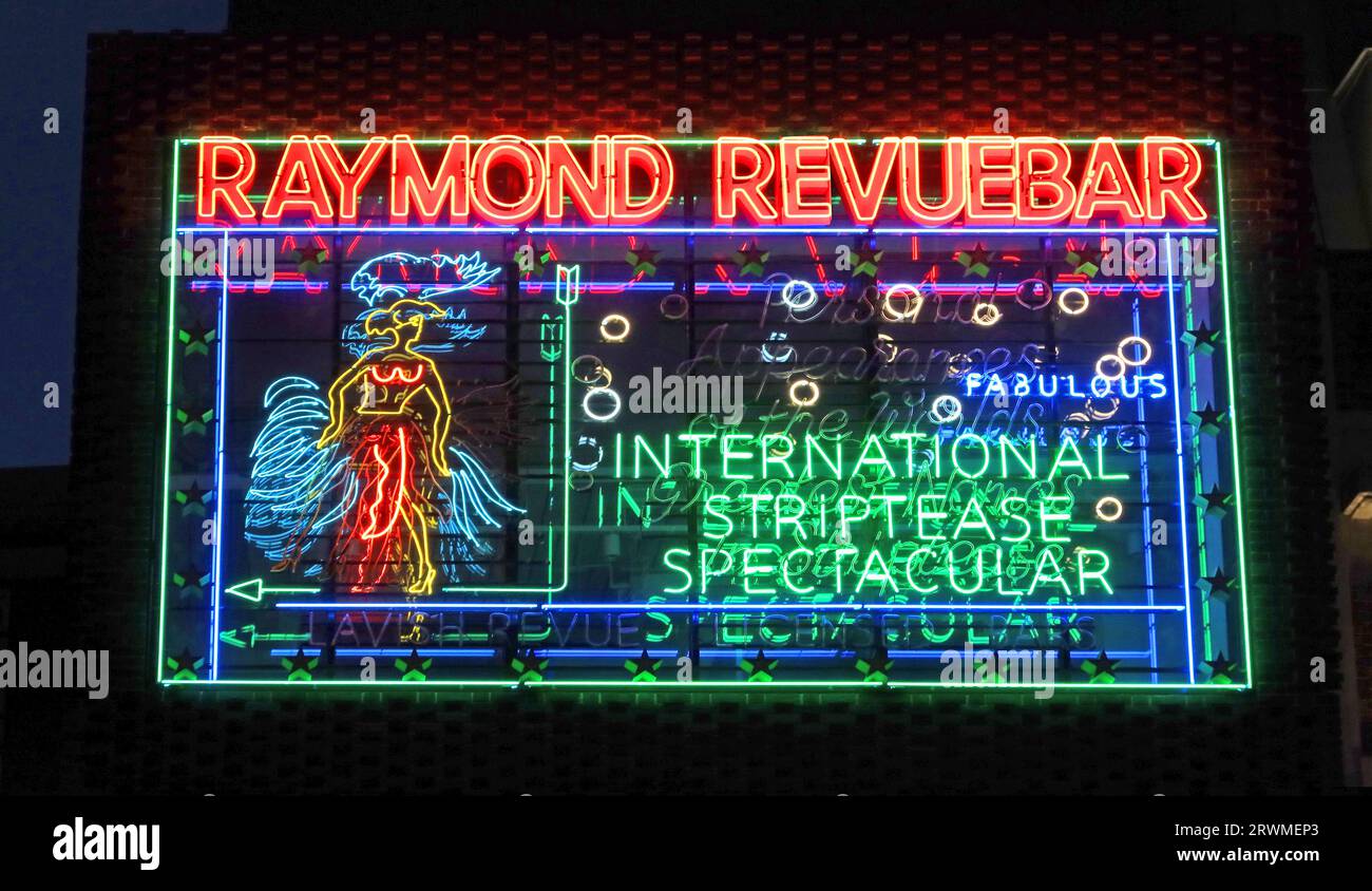 Raymond Revuebar - fabuleux strip-tease international spectaculaire, panneau néon d'entrée, à Walker's CT, Londres, Angleterre, ROYAUME-UNI, W1F 0SD Banque D'Images