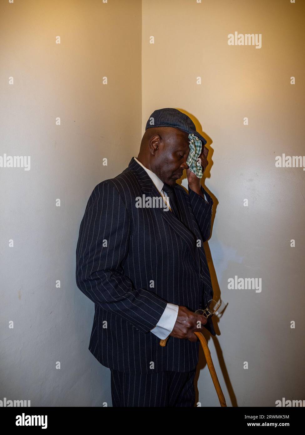 Les visiteurs se réunissent à la Jamaica Society, à Leeds, pour célébrer le 75e anniversaire de l'arrivée de HMT Empire Windrush au Royaume-Uni. Banque D'Images