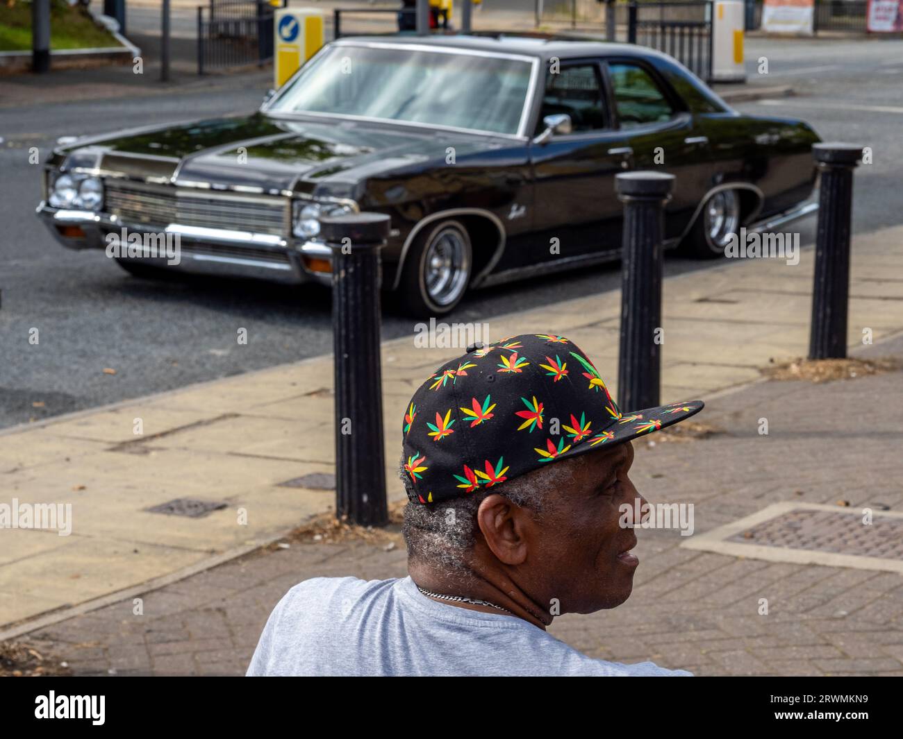 Les visiteurs se réunissent à la Jamaica Society, à Leeds, pour célébrer le 75e anniversaire de l'arrivée de HMT Empire Windrush au Royaume-Uni. Banque D'Images