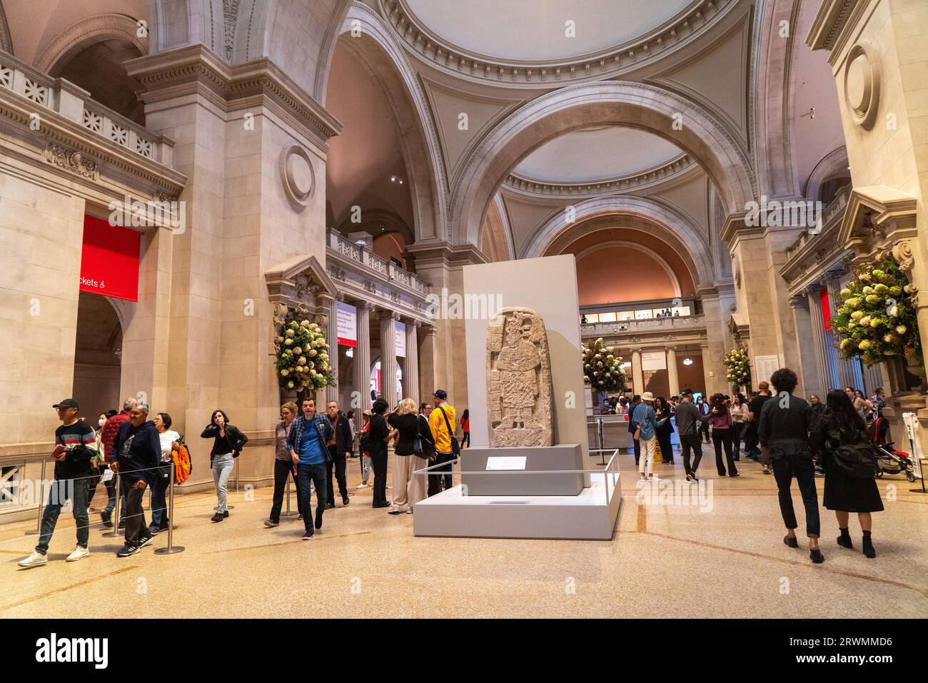 Le hall principal du Metropolitan Museum of Art de Manhattan crée une entrée majestueuse dans le bâtiment. Le met attire des millions de visiteurs par an. Banque D'Images
