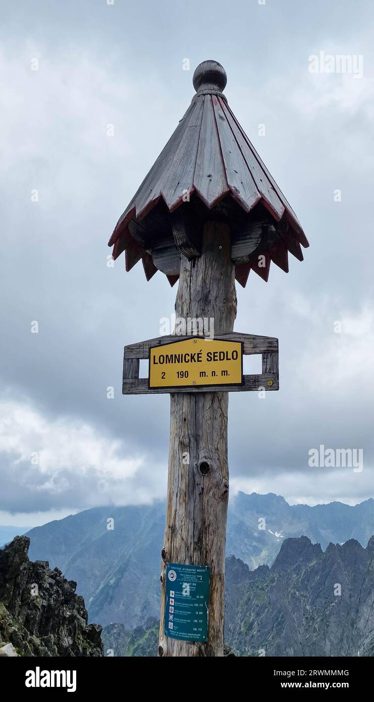 Marqueur d'altitude au sommet de Lomnické sedlo dans les Hautes Tatras de Slovaquie. Banque D'Images