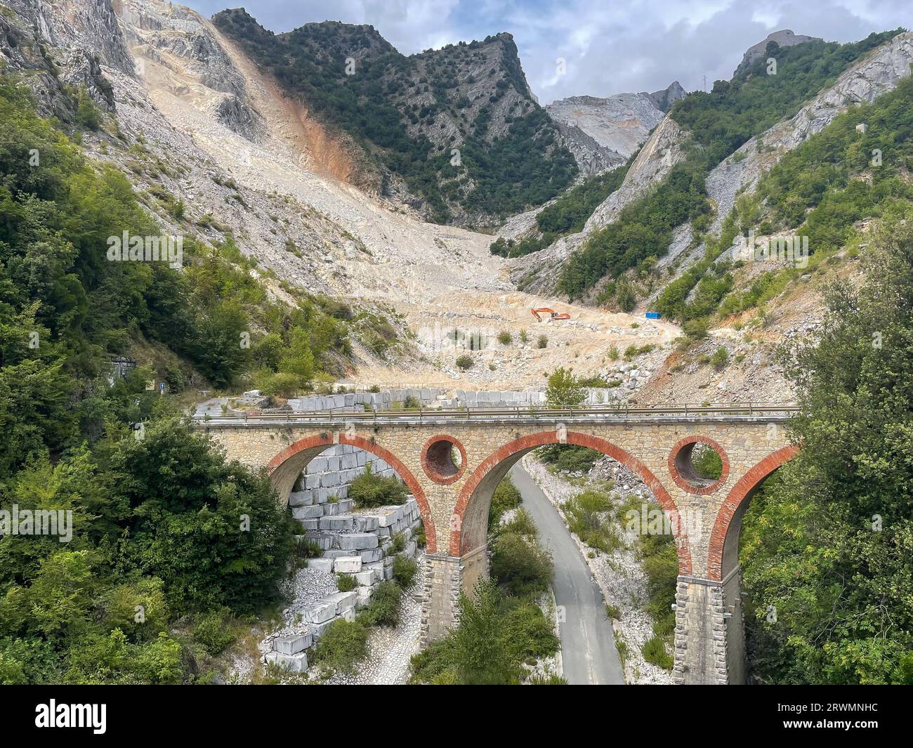 pont dans les montagnes de marbre de carrare en italie Banque D'Images