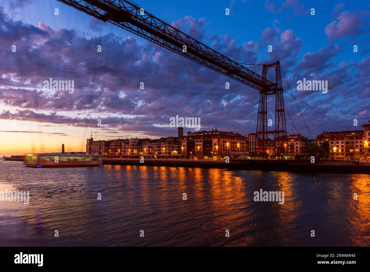 Longue exposition du pont Vizcaya à Portugalete, Espagne au crépuscule. Le pont de Vizcaya est un pont de transport qui a ouvert en 1893. Banque D'Images